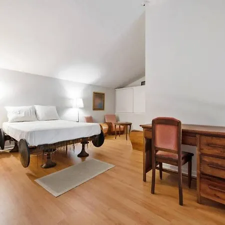 Spacious 3bed Loft In Center